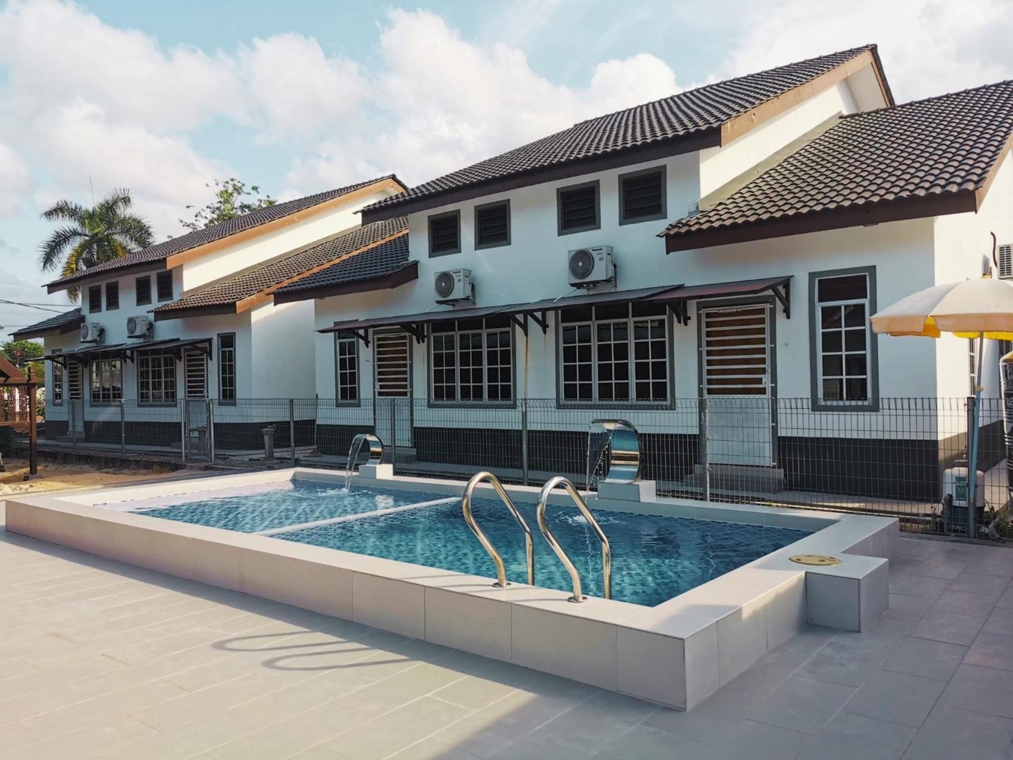 Nazza Homestay Besut With Swimming Pool Kampung Raja Exterior photo